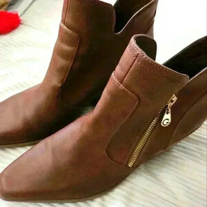 G by Guess Brown ankle boots.  Size 9.5. Gold zipper on outside.